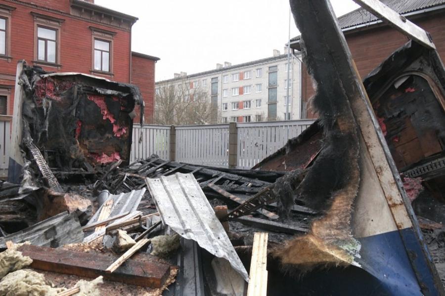 В строительном контейнере в Елгаве заживо сгорел мужчина