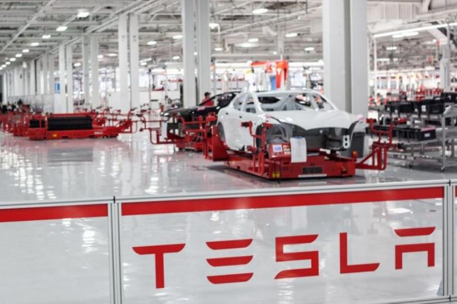 Tesla отзывает 15 тысяч автомобилей из-за возможных проблем в работе руля