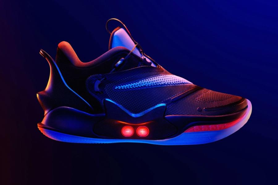 Nike выпустила в продажу вторую версию кроссовок с автошнуровкой