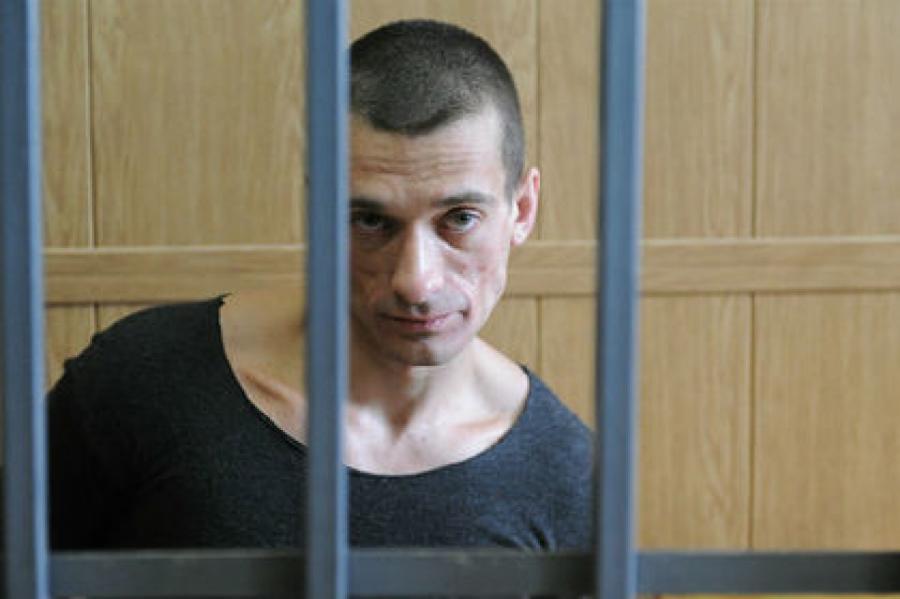 Во Франции предложили «вышвырнуть ублюдка Павленского» после скандала с секс-видео