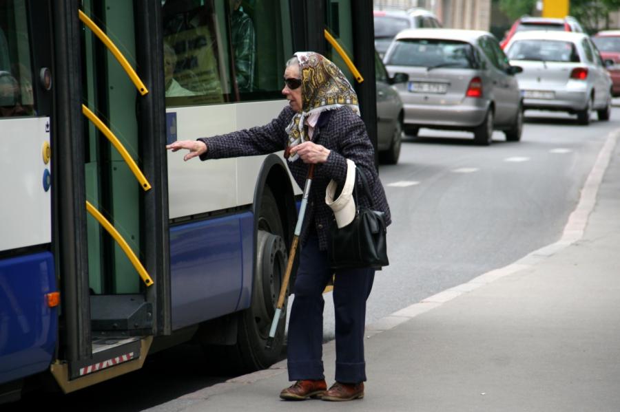 Бессердечные водители автобусов оставят латвийских инвалидов на обочине
