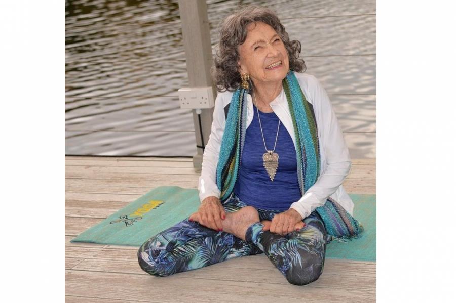 Секреты вечного счастья от 99-летней учительницы йоги