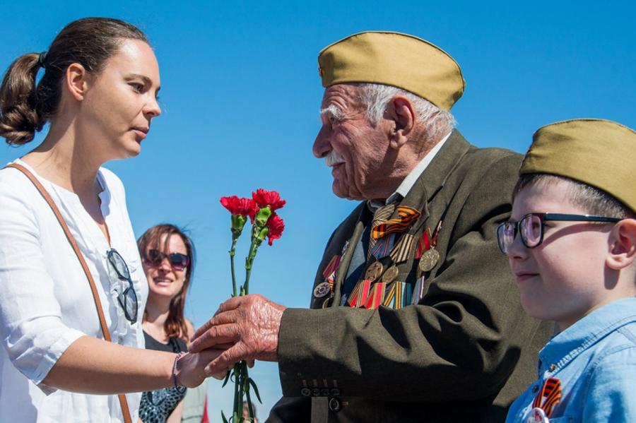 Кремль поделил ветеранов Латвии: одним тысячу евро, другим парад по телевизору