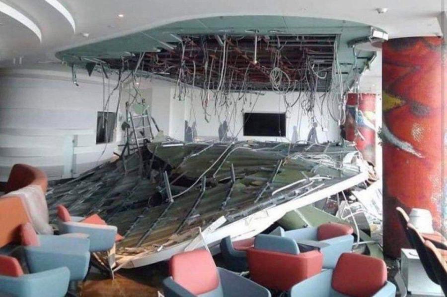 Жуть: в аэропорту Шереметьево обрушился потолок