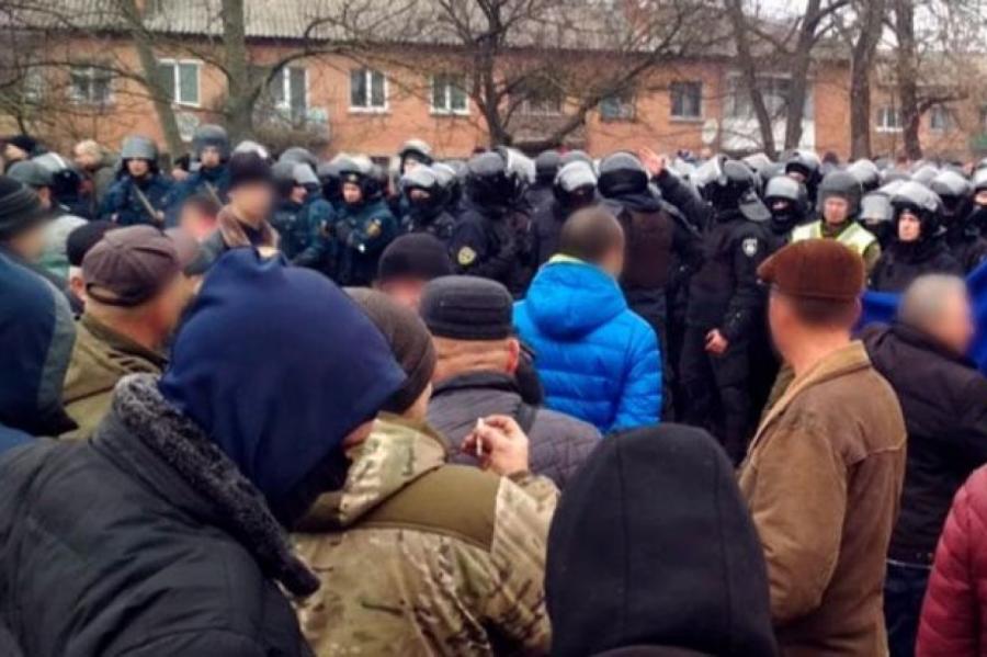 На Украине эвакуированных из Уханя забросали камнями