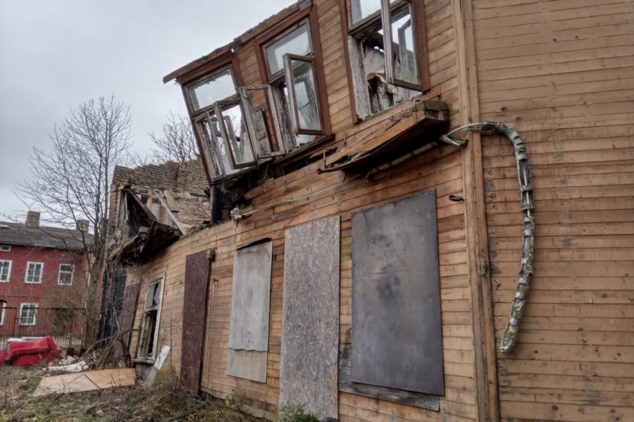 Лиепайчане на грани: сгоревший дом 4-й год угрожает жизням людей!