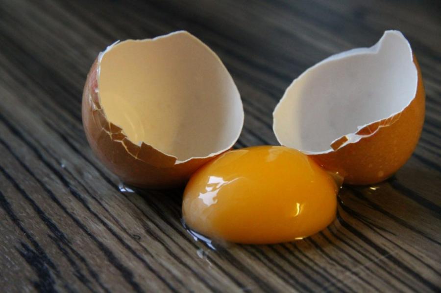 Почему сырое яйцо нельзя раздавить в кулаке