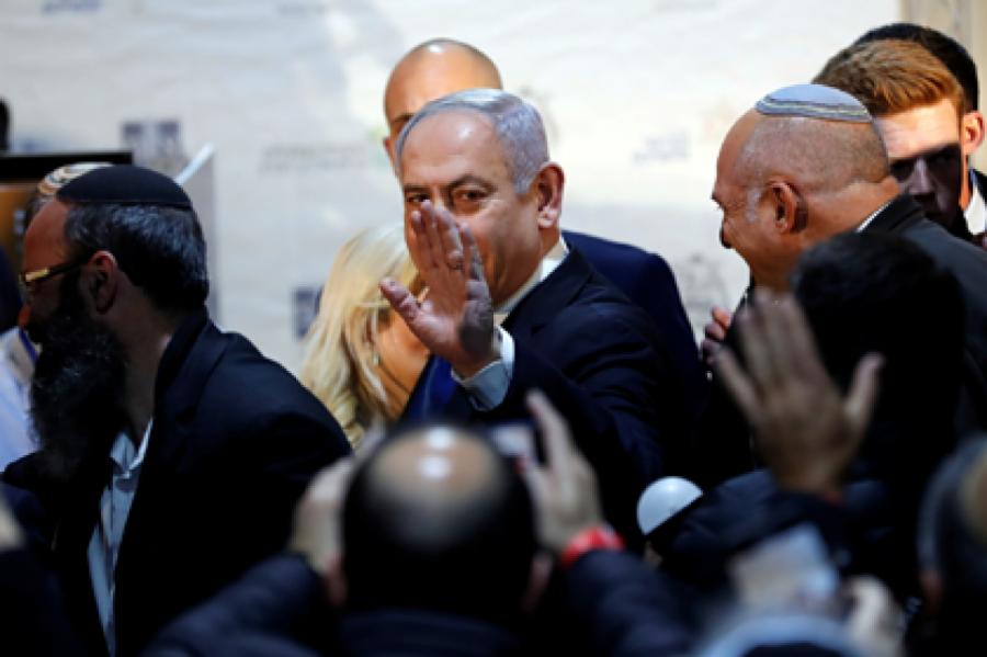 Нетаньяху отказался жать руки сторонникам и вынудил объясняться свою жену