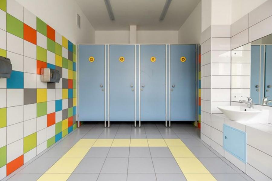 Абсурд: латвийским школьникам запретили ходить в туалет