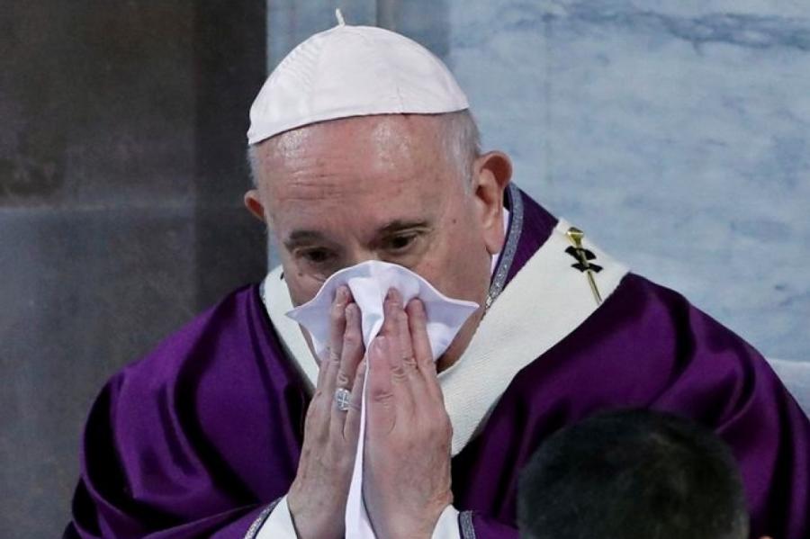 Папа Римский заболел после поцелуев прихожан в Италии