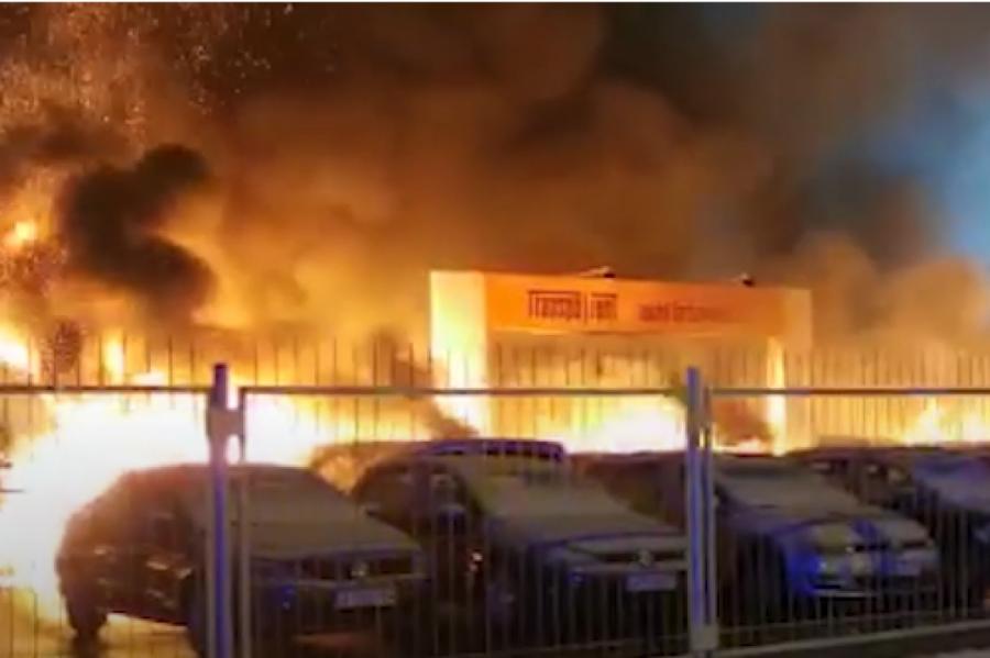 Жуткий пожар в Риге: сгорело более 20 машин (+ВИДЕО)