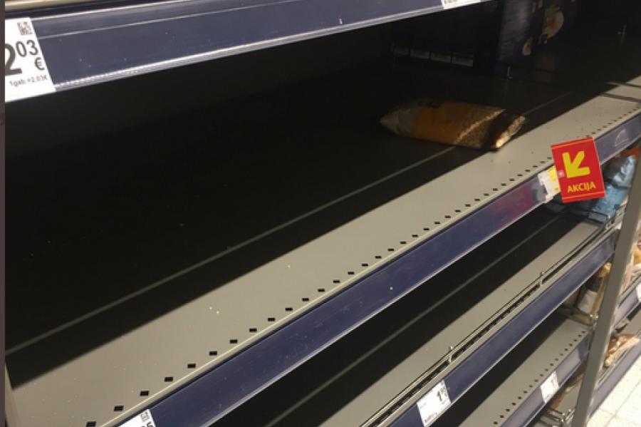 “Я не верила, но…”: журналист показала пустые полки магазина в Риге