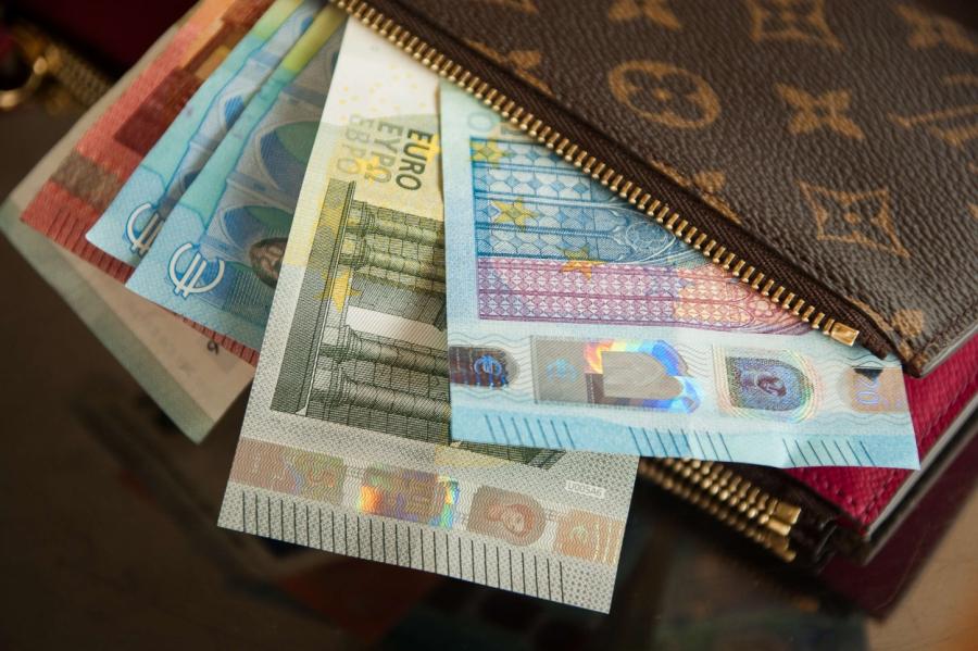 Латвийцам заглянули в карманы и обнаружили месячную зарплату в 613 евро
