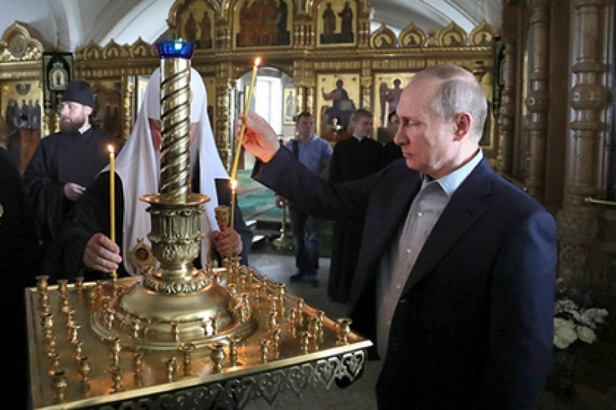 Путин внес в конституцию Бога, русский язык и союз мужчины и женщины