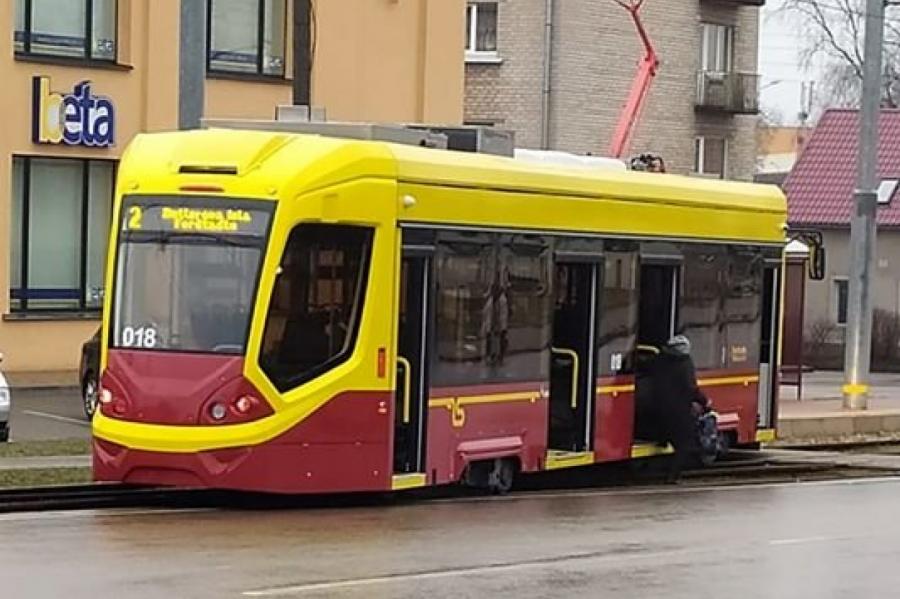 Новый трамвай в Даугавпилсе сошел с рельс (+ФОТО)