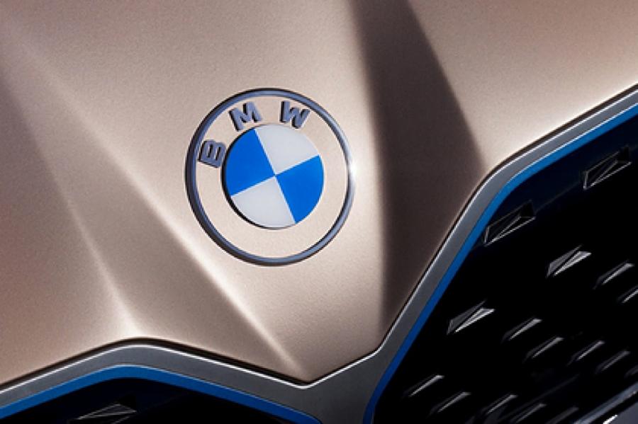 BMW изменяет свою эмблему
