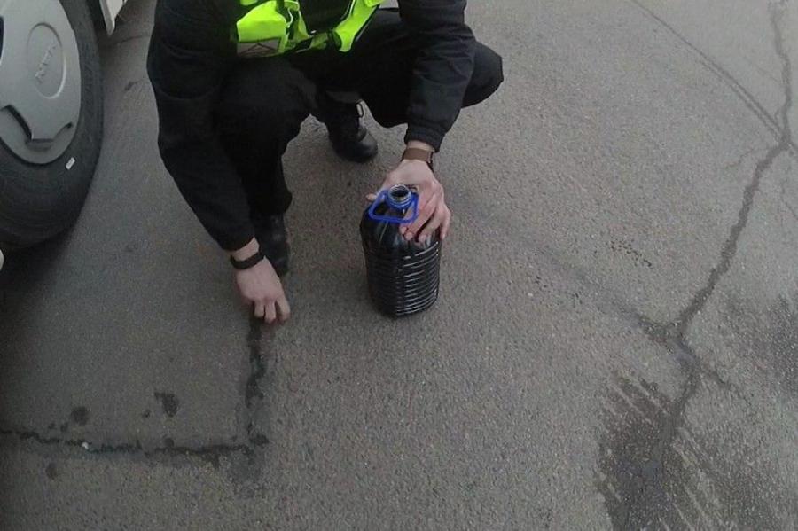 “Бухло? Стопудово!» Полиция нашла в автобусе 10 литров неизвестного алкоголя