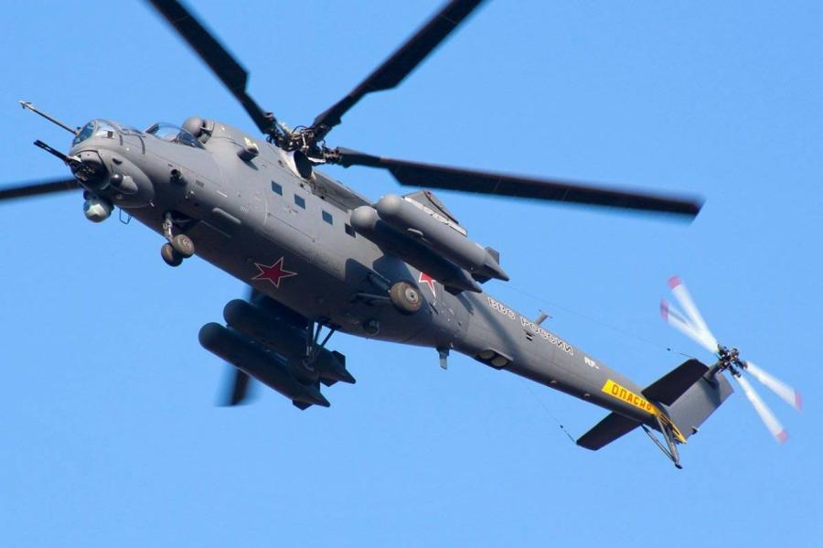 В России военный вертолет выстрелил из пушки в жилой дом