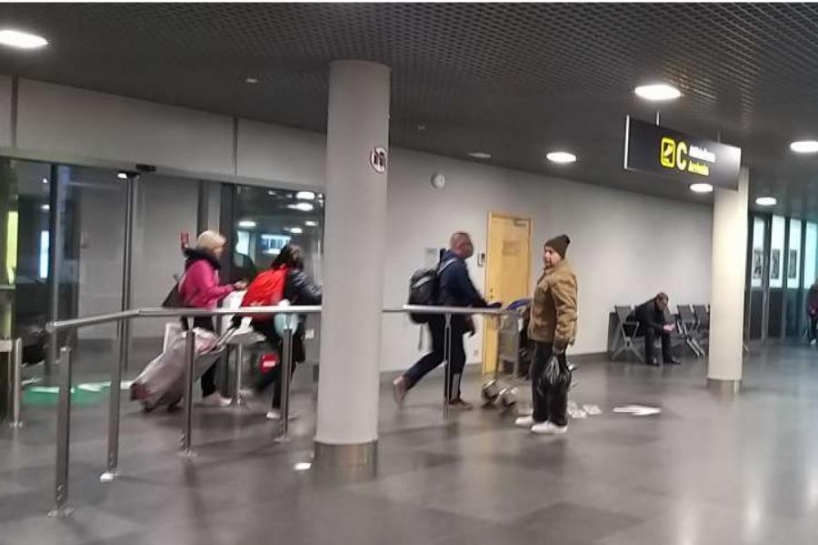 Самоизолируйтесь! В аэропорту «Рига» прибывших пассажиров никто не проверяет