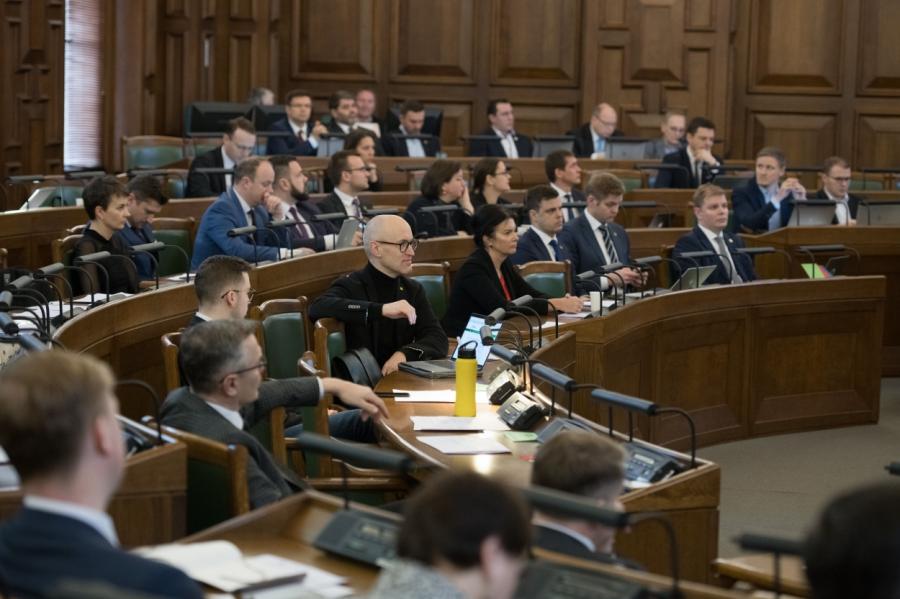 Депутат «Согласия» требует надеть электронные браслеты на зараженных латвийцев