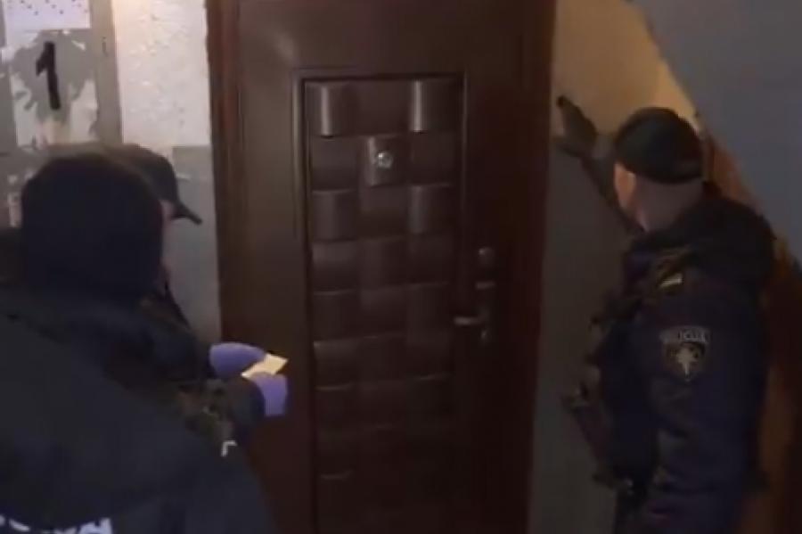 ВИДЕО: полиция начала обходить квартиры людей, находящихся в самоизоляции