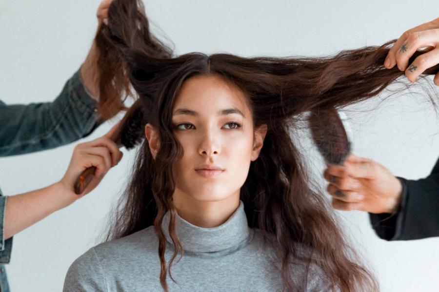 Как использовать пудру для волос: 2 простых способа для идеального объема