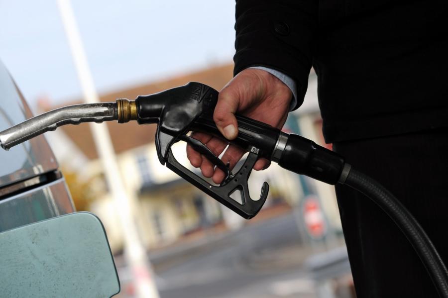 Почему бензин в Латвии не дешевеет как нефть в мире
