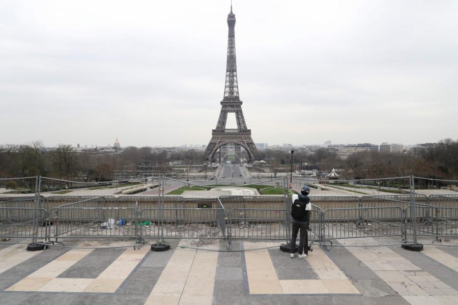 Парижских бомжей заселят в отели из-за коронавируса