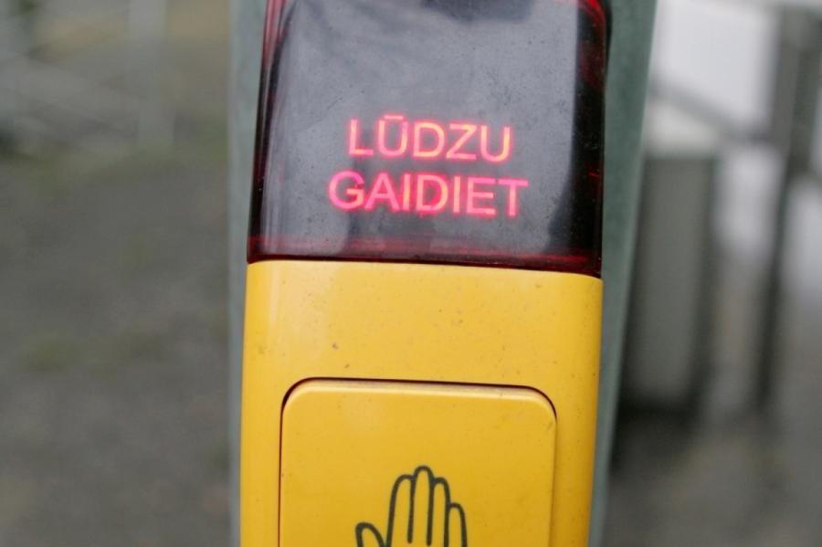 У светофоров в Риге отключат кнопки для пешеходов