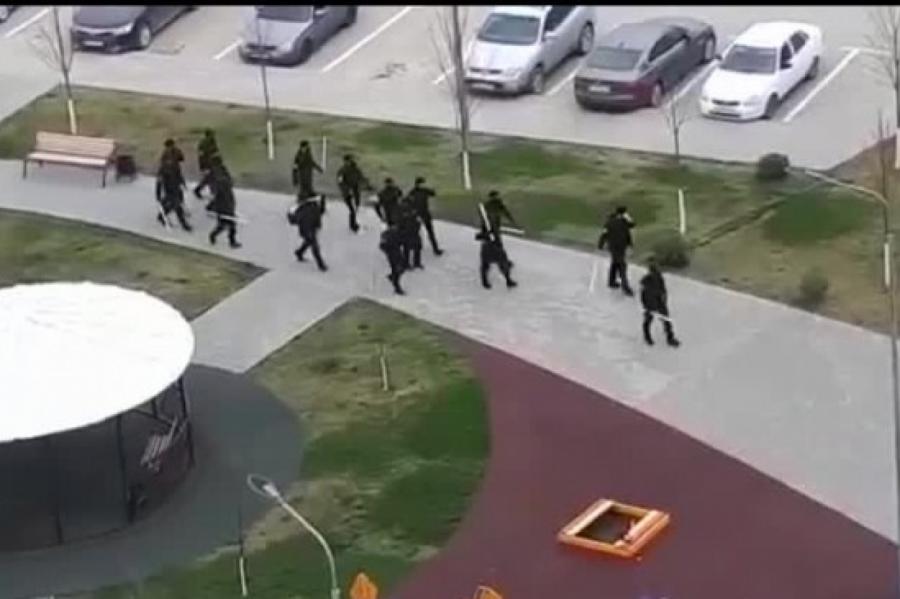 В Чечне люди в черном и с трубами в руках избивают нарушителей карантина (ВИДЕО)