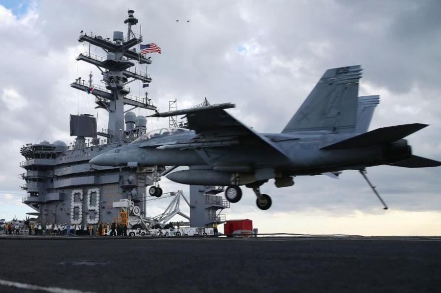 Вирус атакует: капитан авианосца США сообщил о десятках зараженных моряках