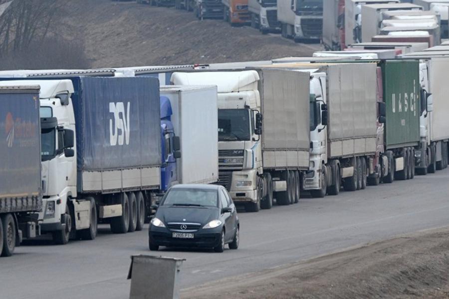 На латвийско-литовской границе образовалась 16-километровая очередь автомобилей