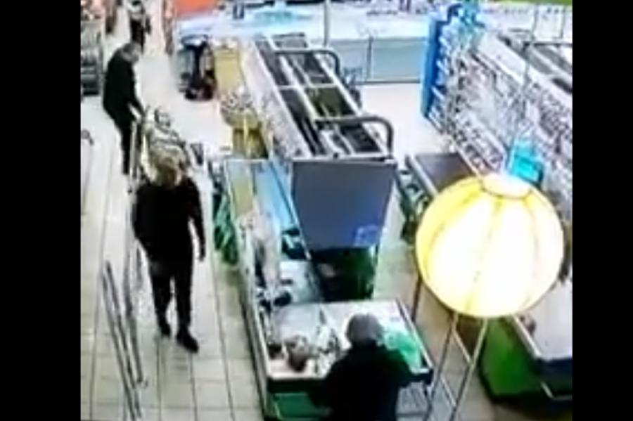 Шок: в Озолниеки мужчина сбил с ног пенсионерку в магазине. Зверство! (ВИДЕО)