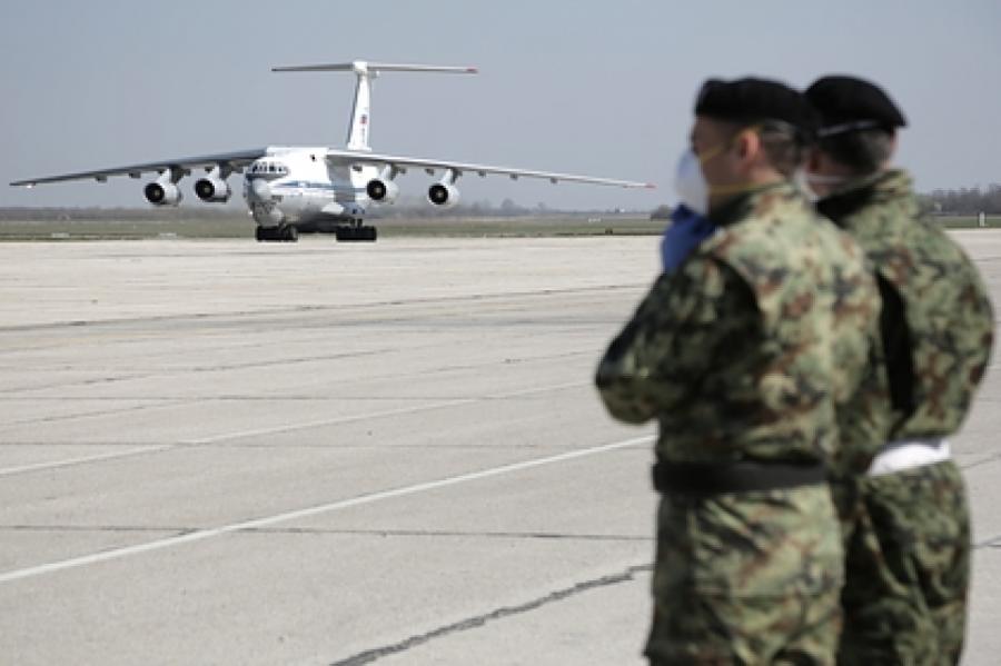 Россия отправила 11 самолетов в Сербию для борьбы с коронавирусом