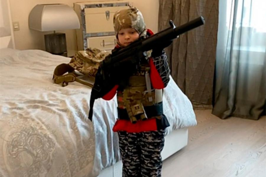 Плющенко раскритиковали за видео с семилетним сыном с оружием в руках
