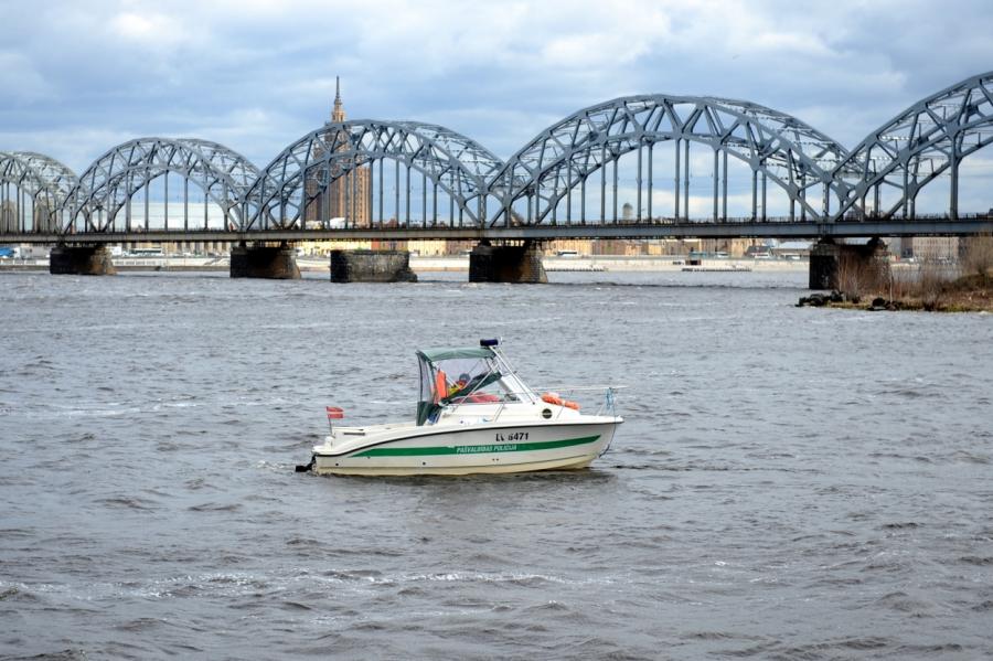 Рижской полиции купят лодку и квадрацикл для охраны рыбы