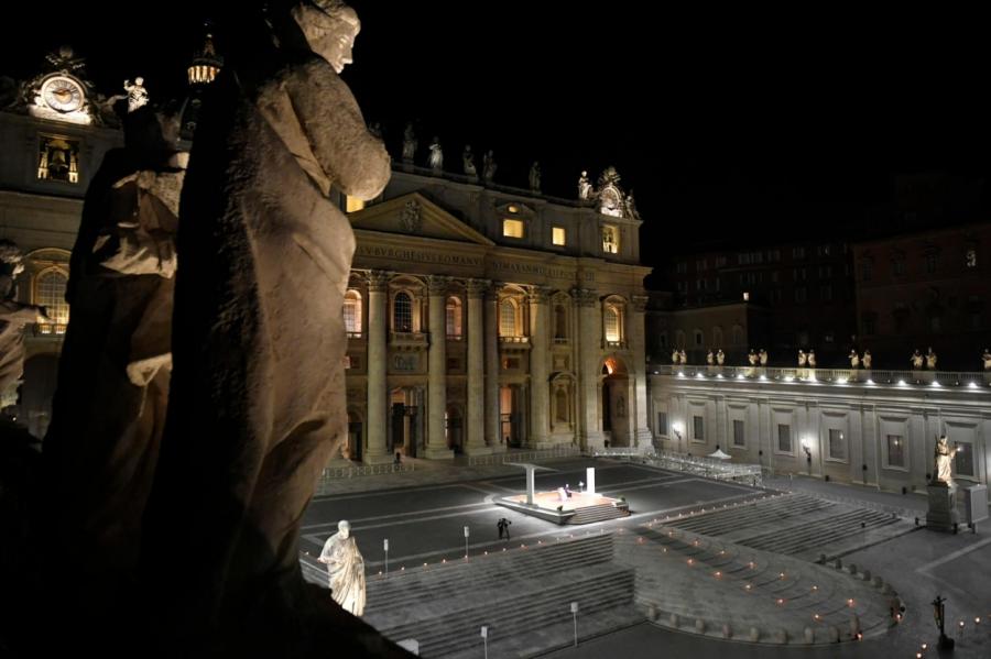 Ватикан на карантине: папа Римский провел крестный ход с медиками и заключенными