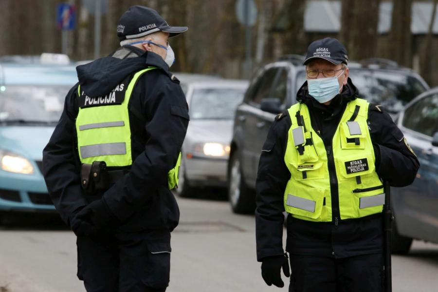 Полиция Латвии сбилась с ног, проверяя соблюдение населением режима ЧС