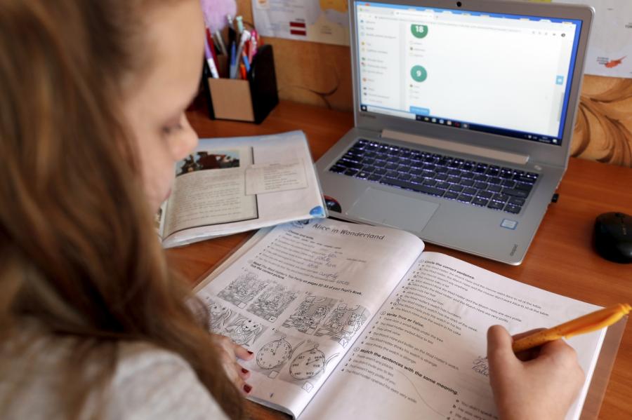 Школьные экзамены в условиях ЧС: как это происходит в Латвии