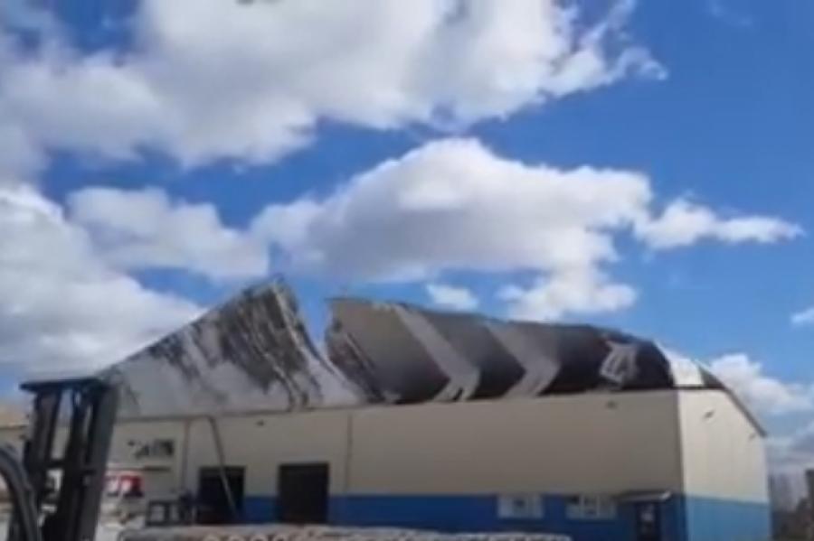 Жуть: ветер за секунды разворотил крышу склада “Tenapors” в Добеле (+ВИДЕО)