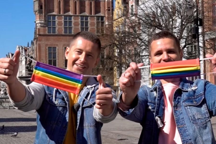 Берите бесплатно: гей-пара польских блогеров раздаёт на улицах радужные маски