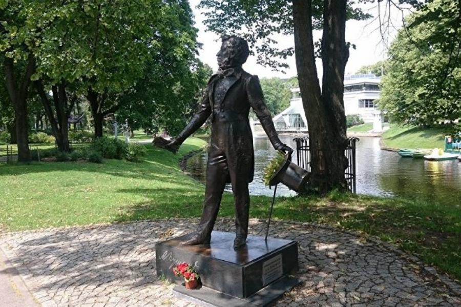 Ай да Пушкин! Латышского профессора унизил памятник поэту в Риге