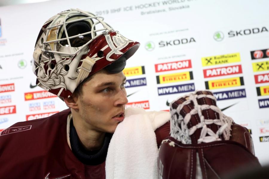 Латвийский вратарь продлил контракт и теперь будет зарабатывать миллионы в НХЛ