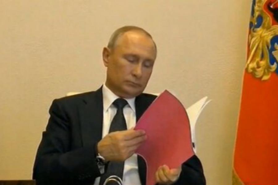 Странная розовая папка в руках Путина на совещании вызвала много вопросов