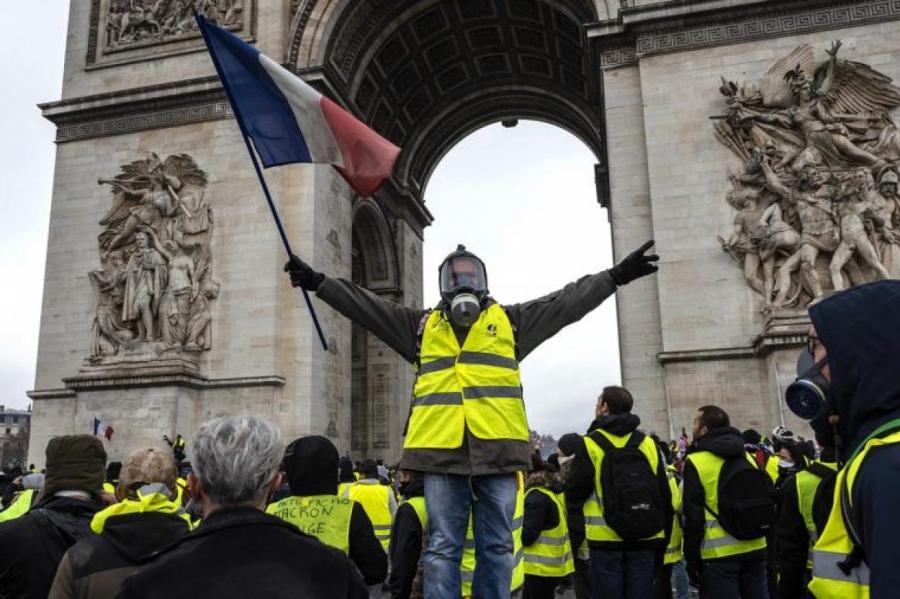 Французам коронавирус нипочем: Первомайская битва в Париже