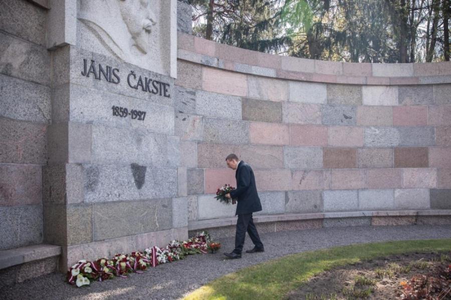 Первые лица Латвии возложили цветы на могилу Яниса Чаксте (ВИДЕО)