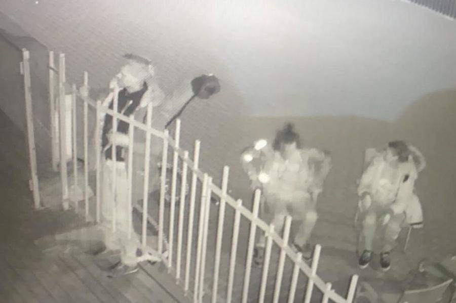 Банда подростков уничтожила пляжное кафе в Дзинтари и попала на видео