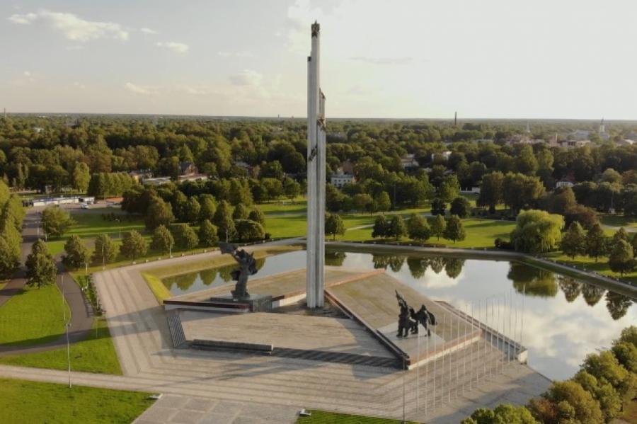 До слез! Латвийцы тронуты видео с памятником Освободителям Риги (+ВИДЕО)