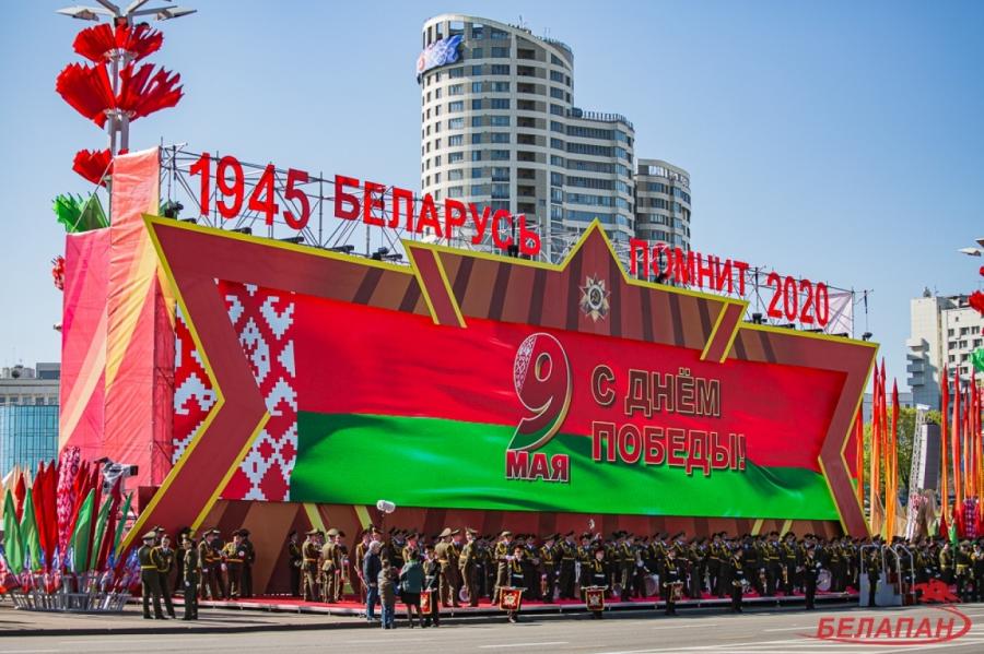 Лукашенко, чиновники и народ пришли на парад без масок (ФОТО, ВИДЕО)