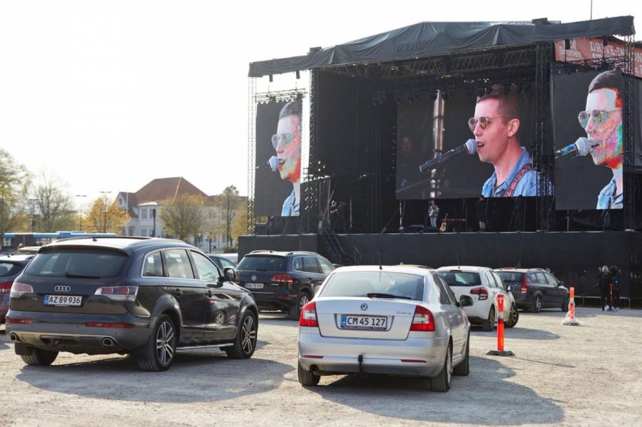 На этой неделе в Латвии пройдет "первый концерт для автомобилей со зрителями!